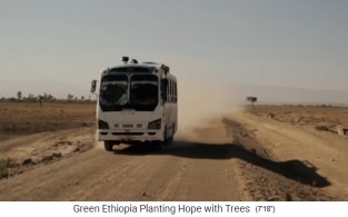Viaje en autobs en Etiopa por
                    una carretera polvorienta