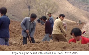 China, Regeneration des Lssplateaus, Bauern
                      schaffen neue Terrassen mit Schaufeln