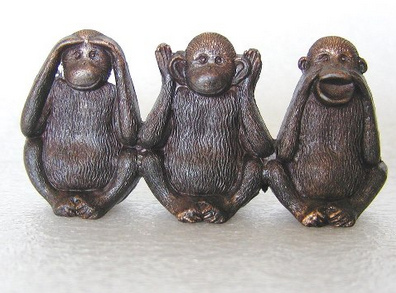 Drei Affen: Alles sehen, alles hren, alles
                  sagen - Three monkeys: See everything, hear
                  everything, say everything.