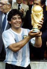 Maradona, ein "Puer aeternus" in
                        jungen Jahren mit dem Weltpokal