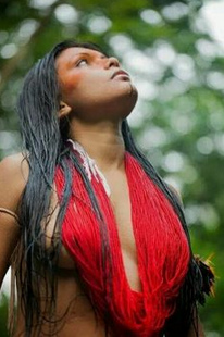 Frau oben ohne 06 im Amazonas mit Halskette