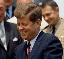 Il presidente Kennedy 1962, vuole
                    discriminare i gay ed espellere il boss dell'FBI
                    Hoover