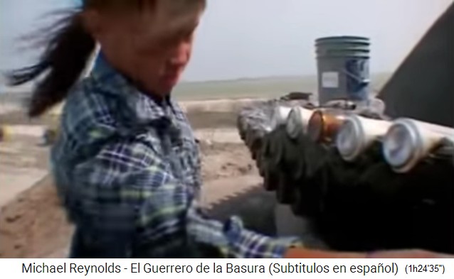 Hausbau in Mexiko Matamoros
                      2006: Mit der Erd-Zementmischung und Aludosen
                      entstehen neue, runde Wnde
