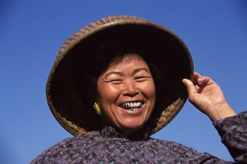 Hakka-Frau mit rundem Hut [1]