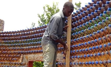 Flaschenhaus in Nigeria 02,
                              Wand mit Verschlssen