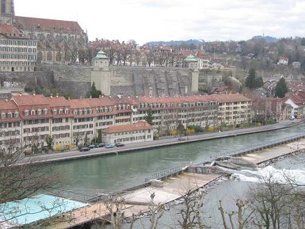 Berne: The weir of
                        Aare river is predestined provoking a jam of
                        wood when there is a flood
