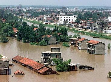 Yangtze
                          river flooding the town of Jiujiang (without
                          year, probably in 2004)