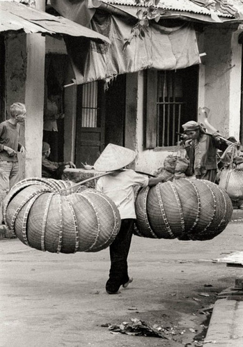 Hanoi 1980ca., Warentransport mit Schulterbalken