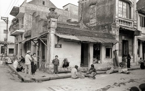 Hanoi 1980 apr., escena de calle con
                  adultos y nio