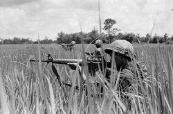 Kriminelle
                                  NATO-Soldaten in Vietnam einem Feld
                                  mit Maschinengewehren