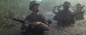 Soldados de la OTAN criminal en
                un pantano con lluvia de monzn