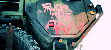 Grafitti "Fuck the army" an
              einem Armeefahrzeug