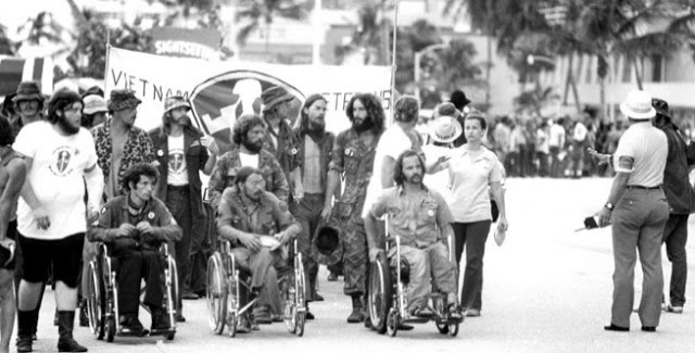Vientamveteranen-Verein gegen den Vietnamkrieg,
                Demonstration 02 mit Rollstuhlfahrern