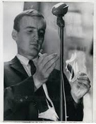 David Miller quema en pblico
                su tarjeta de reclutamiento, 1965