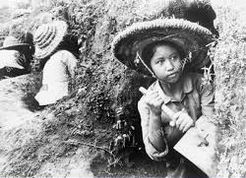 Hanoi (Vietnam del Norte): chicas juveniles excavan
                fosas de proteccin contra bombas de la OTAN