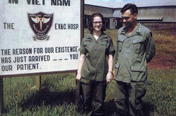 Hospital de
              Evac no. 71 en Vietnam, una placa de bienvenida [70]:
              "La razn de nuestra existencia viene _ _ _ t,
              nuestro paciente."