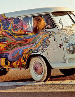 Hippie mit
                hippy bemaltem VW-Bus