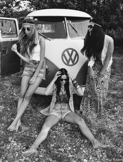 Drei
                  Hippie-Frauen mit VW-Bus