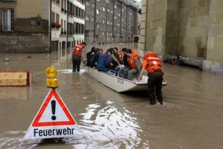 Hochwasser Schweiz 2005 Bern-Venedig:
              berschwemmung des Mattequartier mit Boot der Feuerwehr
              2005; flood inondation