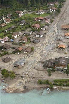 Hochwasser
                      Schweiz 2005 Brienz: berschwemmung: Wildbach
                      braucht Platz, Chalets weg, Todesopfer; flood,
                      inondation