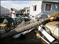 USA:
                        Hurricane-Folgen: Palme auf dem Auto, 9.9.2004;
                        aus: http://news.bbc.co.uk