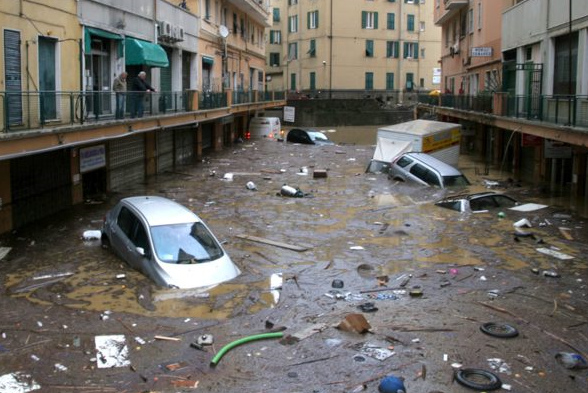 Genua, eine Strasse wird zum
                  Fluss mit schwimmenden Autos