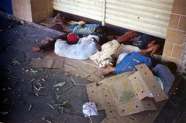 Brasilien:
                      Strassenkinder schlafen auf Kartons