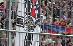 September 2007: FCB-Neonazis hiessen die
                      Reichskriegsflagge im Fussballstadion