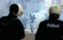 6.10.2007: Schande von Bern 009:
                        Trnengaspetarden werden von Vermummten gegen
                        die Polizei zurckgeworfen