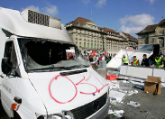 6.10.2007: Schande von Bern 024:
                        Bundesplatz-Chaos, Auto ohne Scheiben