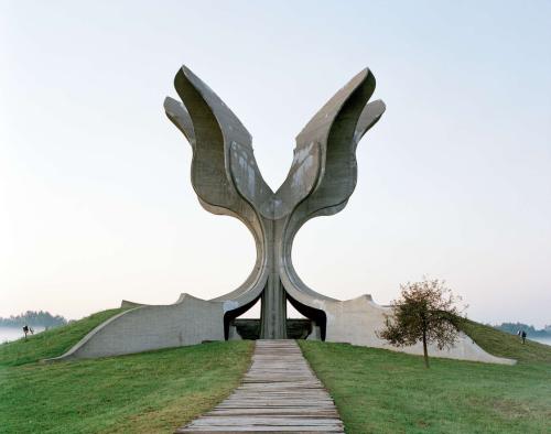 Kroatien, Denkmal in Jasenovac
                        "Steinerne Blume" gegen ein KZ der
                        Ustascha
