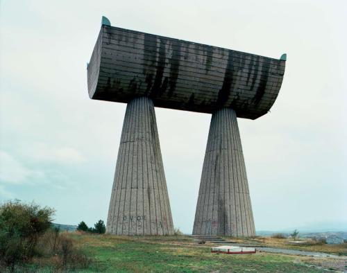 Kosovo, Mitrovica, Denkmal fr die
                        Arbeiterbewegung, im Volksmund "Grill"
                        genannt