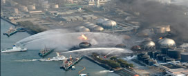 20.3.2011:
                            Feuerwehrschiffe besprhen das AKW Fukushima
                            vom Meer aus mit Meerwasser