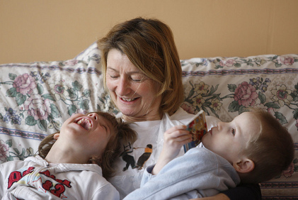 1. Die irische
                              Krankenschwester Helen Moorhead spielt mit
                              zwei geistig behinderten Kindern in einem
                              Waisenhaus bei Vesnova, Weissrussland.