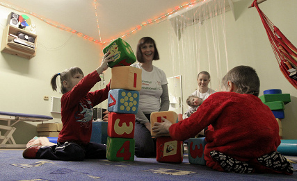 3. Vier Krankenschwestern und
                              Hilfspfleger des Chernoby- Children's
                              Project International arbeiten Seite an
                              Seite mit den Betreuern vor Ort, um den
                              Kindern eine bessere Pflege zu sichern:
                              Marie Cox (Mitte) und Claire O'Connor beim
                              Spielen.