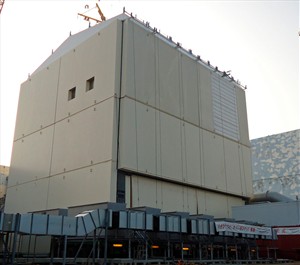 Fukushima, explodierter Reaktor mit
                        Polyester-Hlle