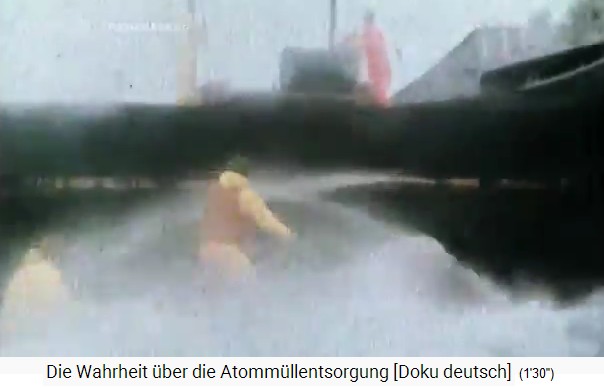 Greenpeace kämpft mit Schlauchbooten
                  gegen die Atommüllverklappung 01 mit einer Rampe auf
                  dem Schiff, 1975ca.