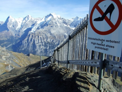 Stckelschuhverbot am
                            Schilthorn-Wanderweg. Es scheint eigenartig,
                            dass die Stckelschuhe nicht auf der ganzen
                            Welt verboten sind...