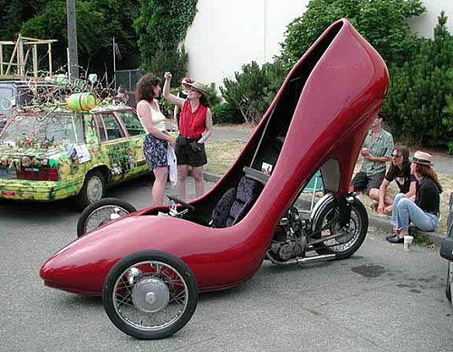 Da hatte
                  ein Designer eine "Idee", den schdlichen
                  High-Heel als Motorrad (Tff) zu gestalten
