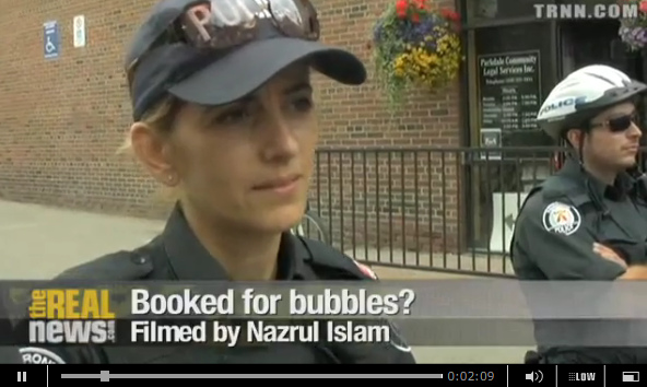 Diese
                            Polizistin wird mit Seifenblasen getroffen,
                            sagt aber nichts
