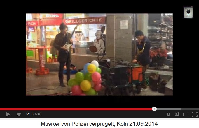 Musikergruppe am spten Abend in
                              Kln 04 mit Saxophon und E-Gitarre am
                              spten Abend
