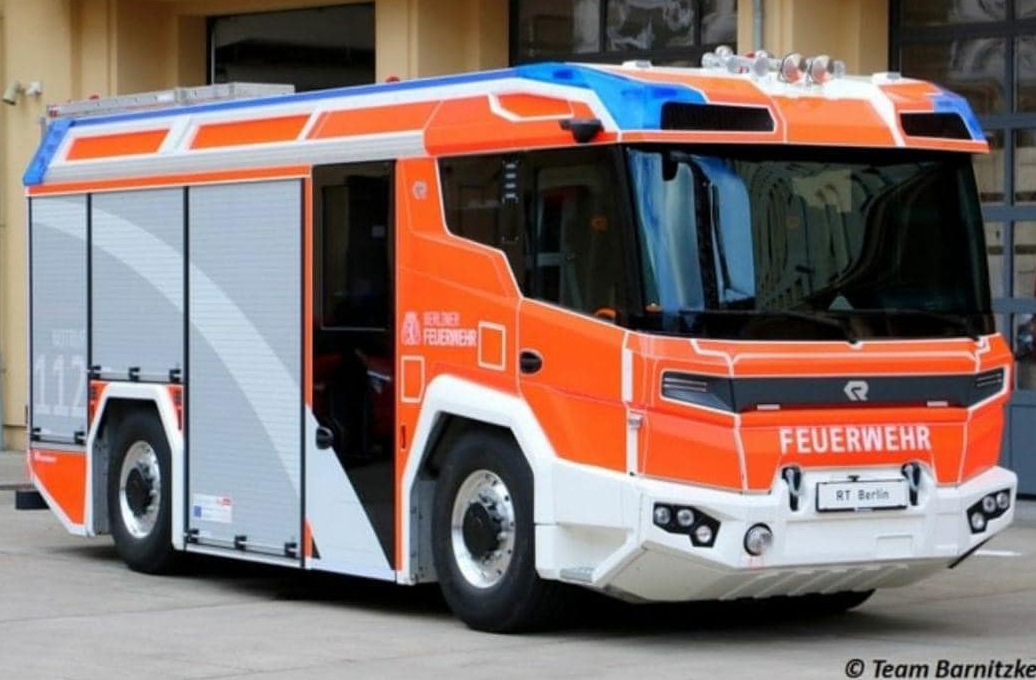 4R-Berlin am 31.7.2023 mit
                          E-Feuerwehrauto mit Dieselaggregat und viel zu
                          schwer, Zoom