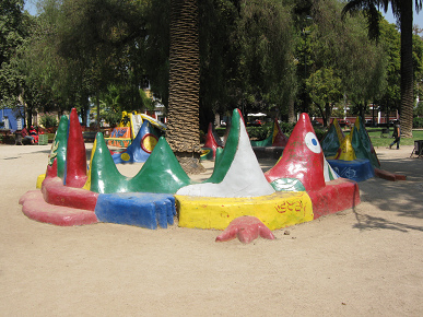 Baumschutz 02:
                              Sitzbank in Form einer Vulkanschlange um
                              eine Palme im Brasilien-Platz (plaza
                              Brasil) in Santiago in Chile