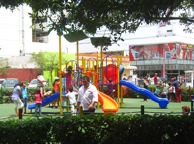 Playground with little children's
                                castle and an artificial lawn 02 in
                                Kennedy Park in Lima-Miraflores
                                (installed in about 2010)