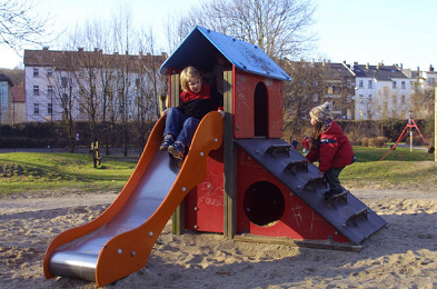 Slide with a house and a shelter
                                possibility on a sandy ground, without
                                indication of location