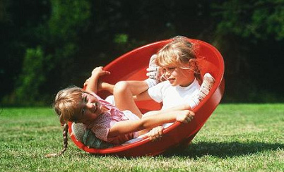 Gonge round seesaw 01,
                            with two children
