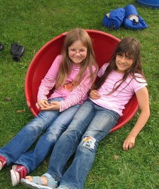 Gonge round seesaw 02
                            as a seating facility with two girls
