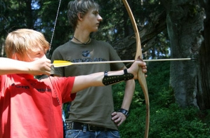Playground party 21,
                            bow and arrow at "Kinderlandtag"
                            in Bodenmais in Bavarian Forest, Germany