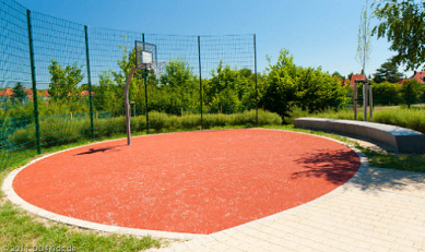 Streetball field 01
                              in rot (tartan flooring) with a big bench
                              in the background, in Lausa, region of
                              Dresden, Germany