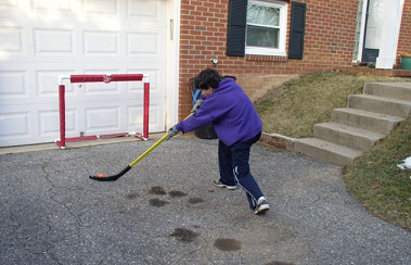 Street Hockey 02 with
                              an orange ball near a garage with a goal,
                              no location
